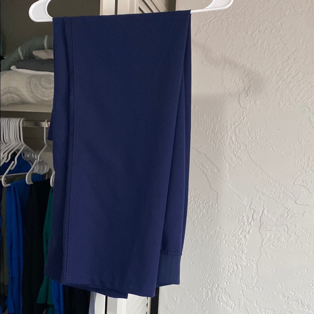 FIGS High-waisted Livingston scrub pants in Navy (size M Tall)